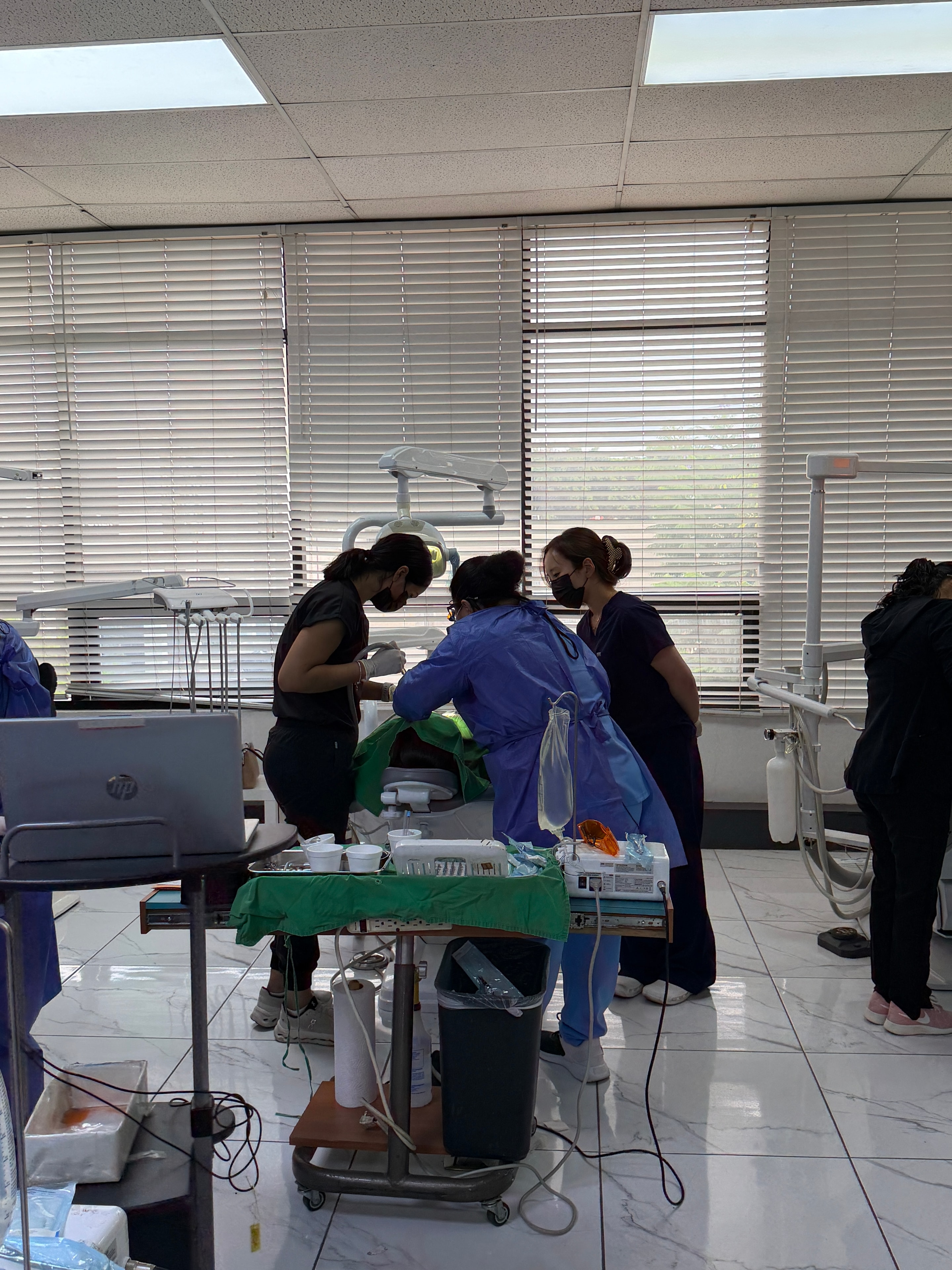 Dr. Choi reviewing implant case imaging with course participants at a workstation